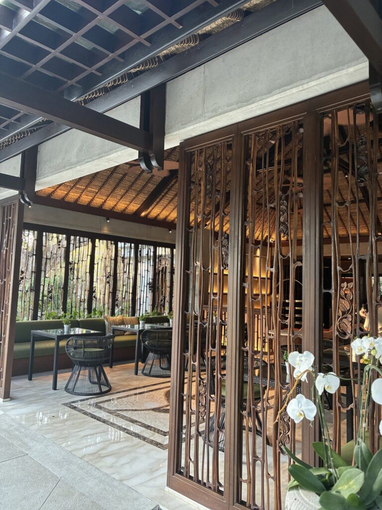 Orchid Lounge の入口。蘭と格子の扉