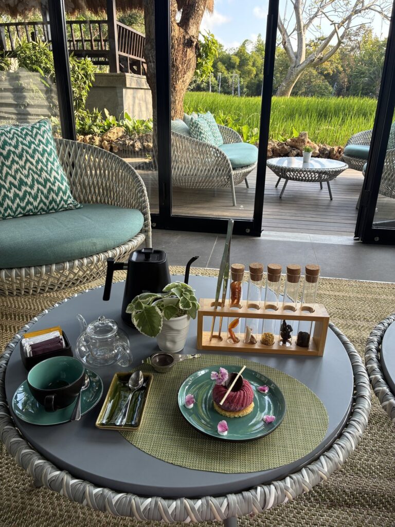 Orchid Lounge のブレンドティー体験。小瓶のトレイとお茶、スイーツ