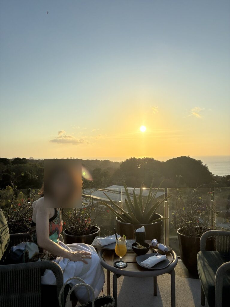Luna Rooftop Bar の席から見る夕陽
