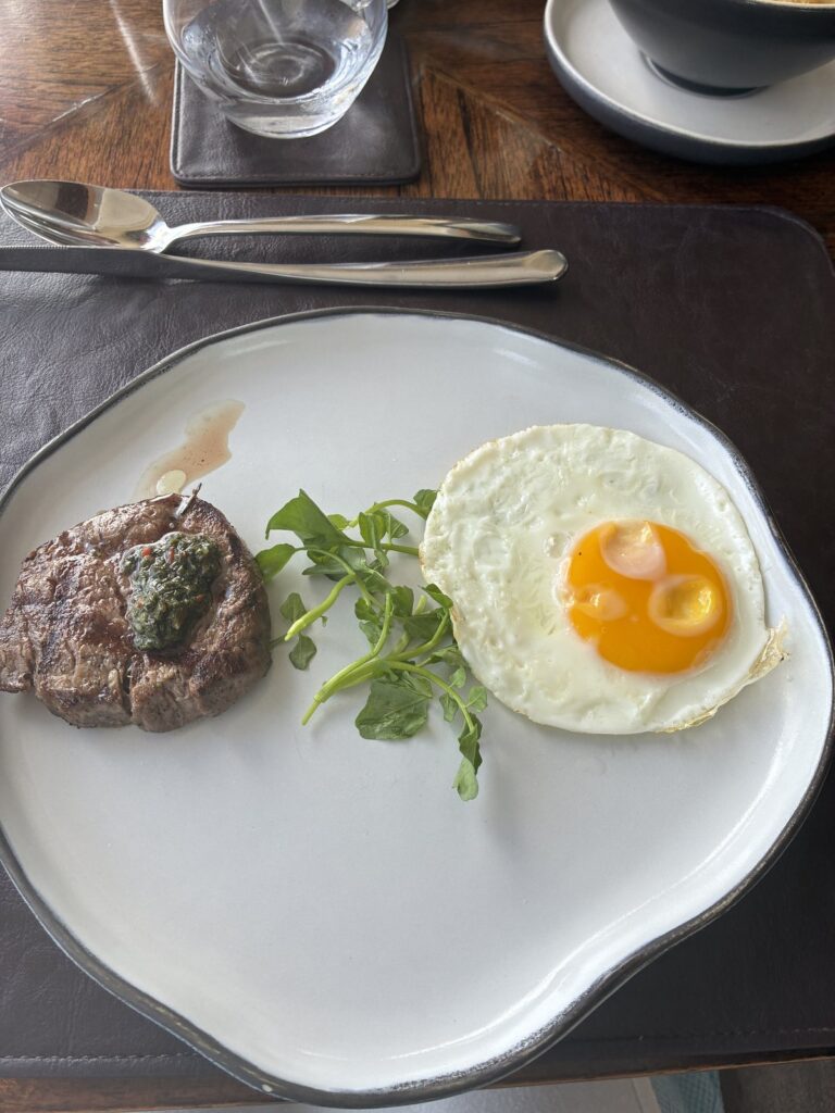 DAVAの朝食。DAVA Signature のステーキと目玉焼き