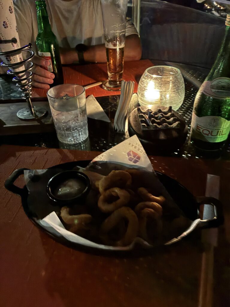 ロックバーで注文したイカリングとドリンク