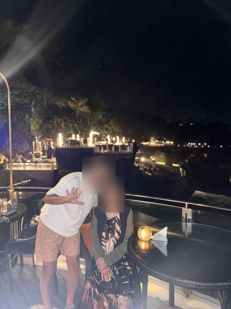 夜のロックバーのテラス席