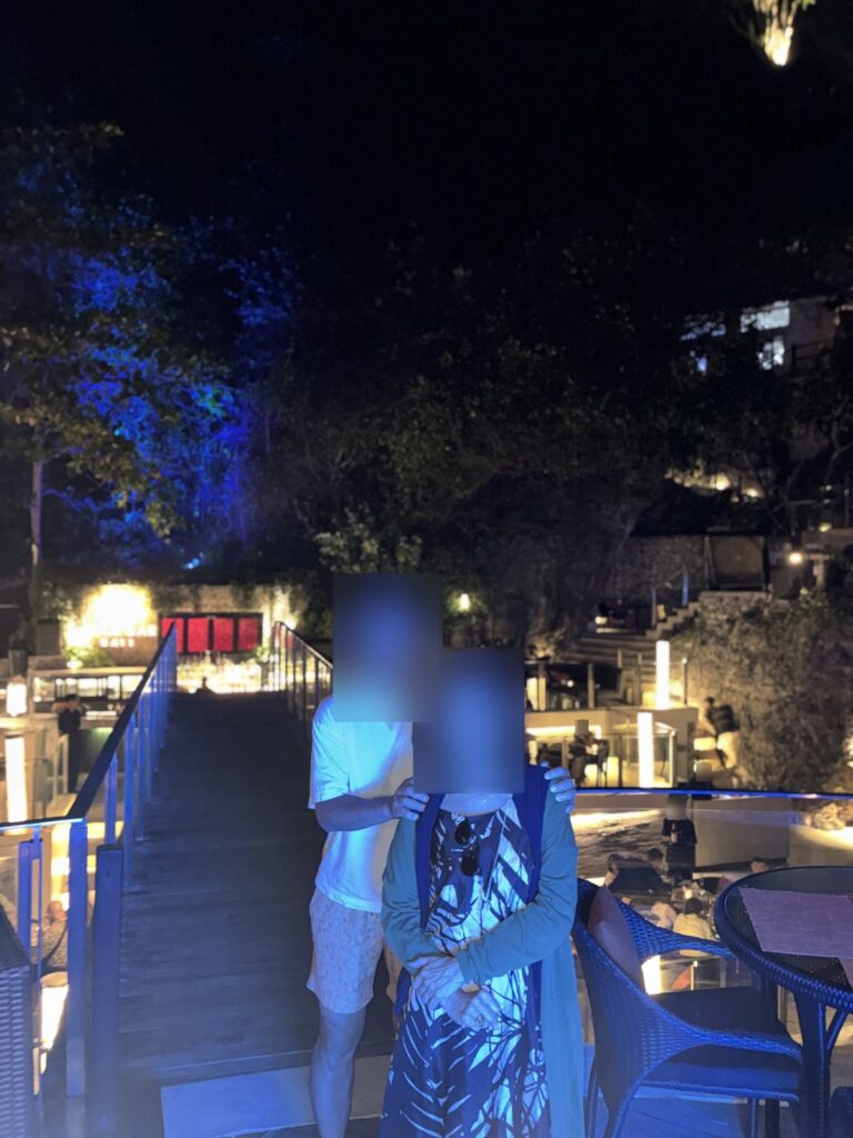 夜のロックバーの階段で。服装の参考に
